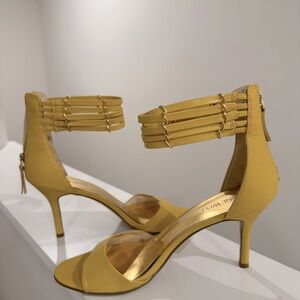 Nine West

Ghadess Yellow Leather Leather 7.5, M